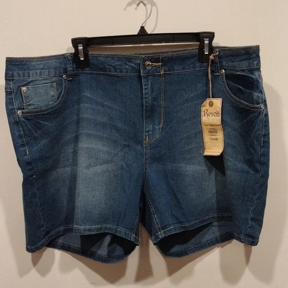 NWT Revolt Women's Faded Blue Jean Denim Shorts Sz 22W-Studded Pockets Casual - Picture 1 of 5